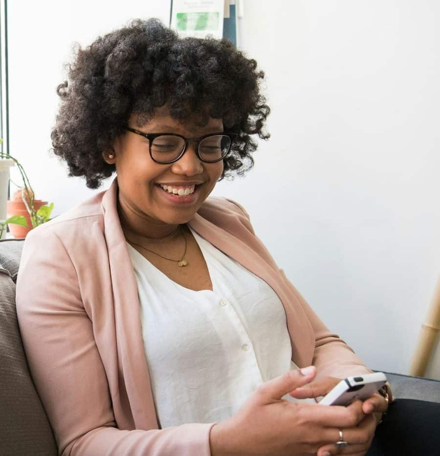 Mulher sorridente a responder a perguntas no telemóvel